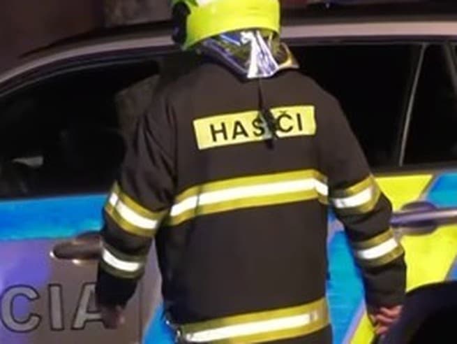 Hasiči zasahujú pri požiari auta v Korytárkach