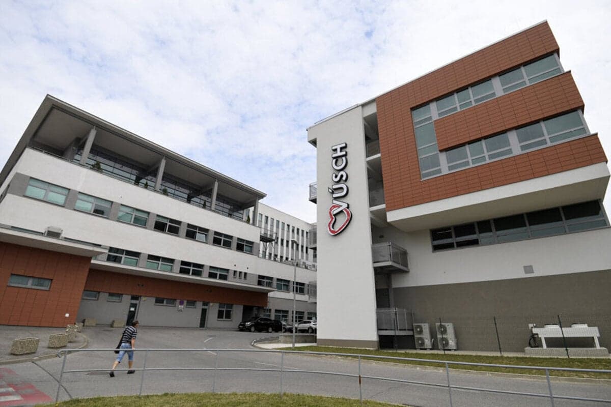 Nemocnica vyvracia obvinenia, tlačovka ministra neovplyvnila operáciu