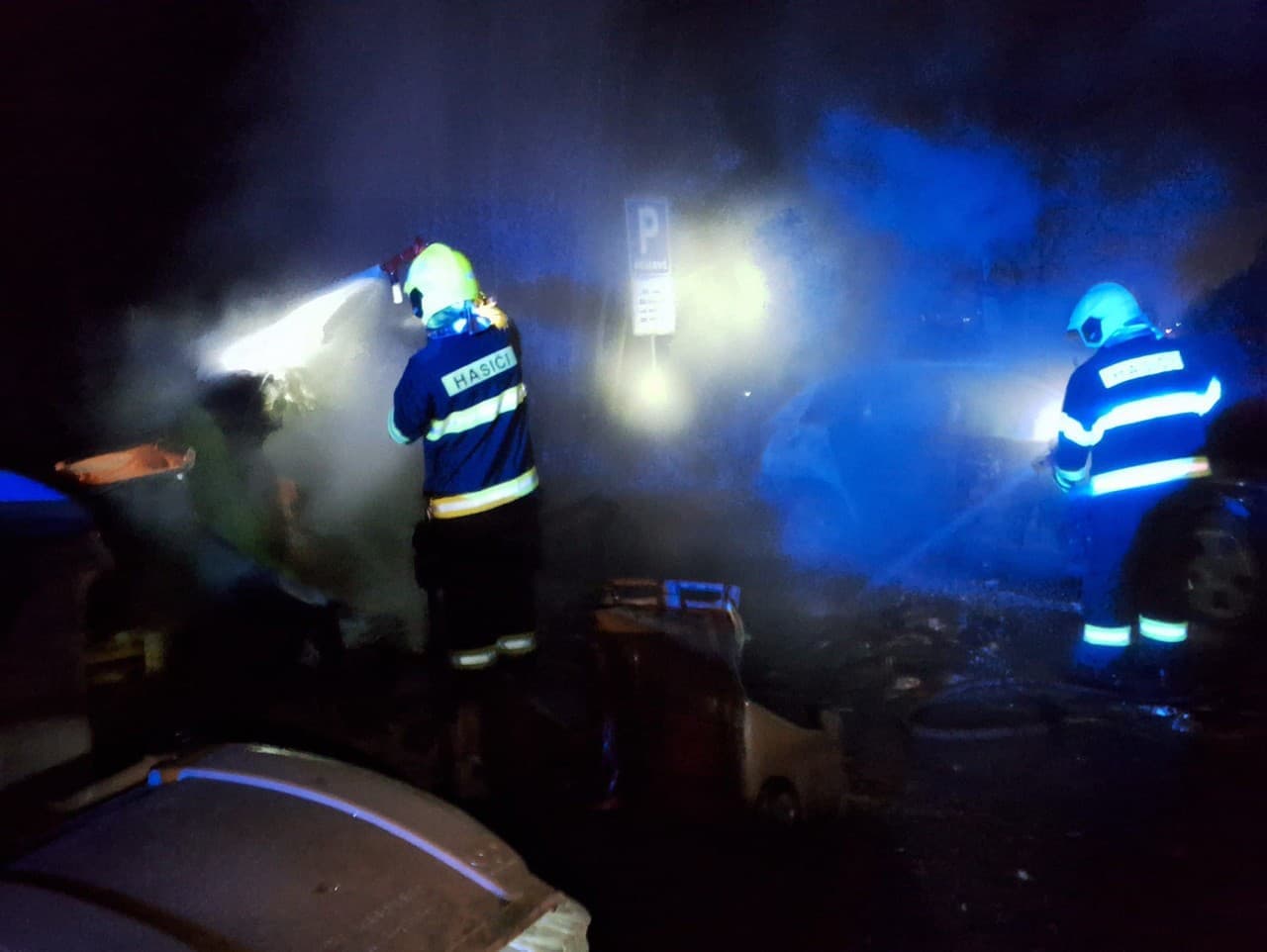 Požiar kontajnerov v Čadci poškodil vozidlá, škoda dosahuje 4500 eur