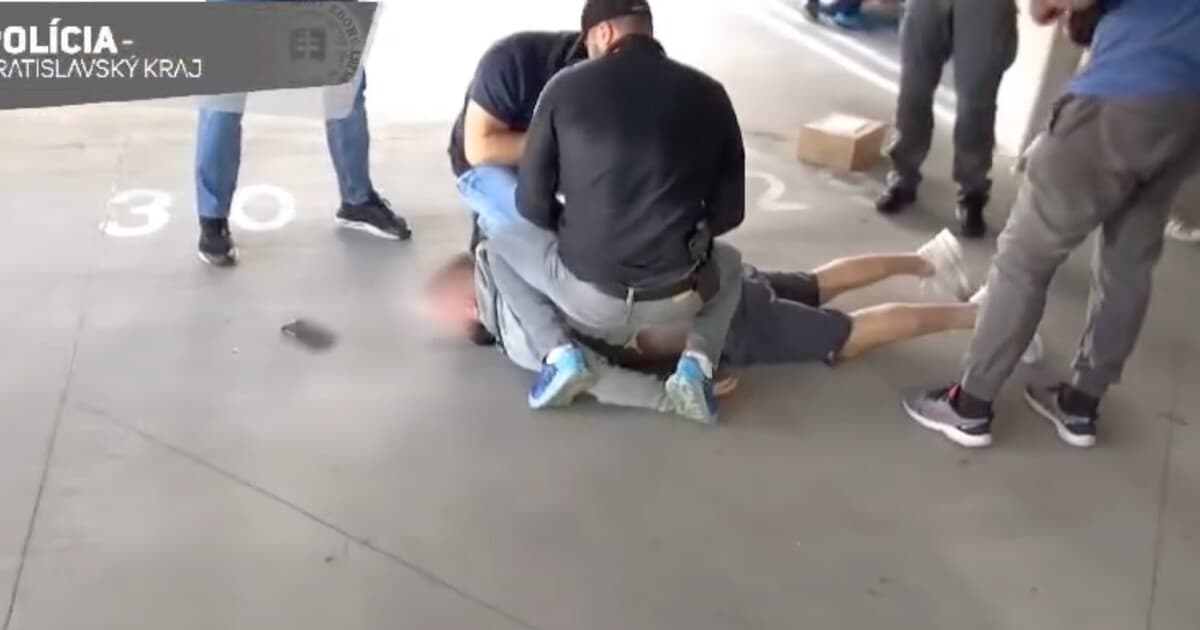 Muž podozrivý z lúpeže ušiel policajtom v Košiciach a napadol policajtku