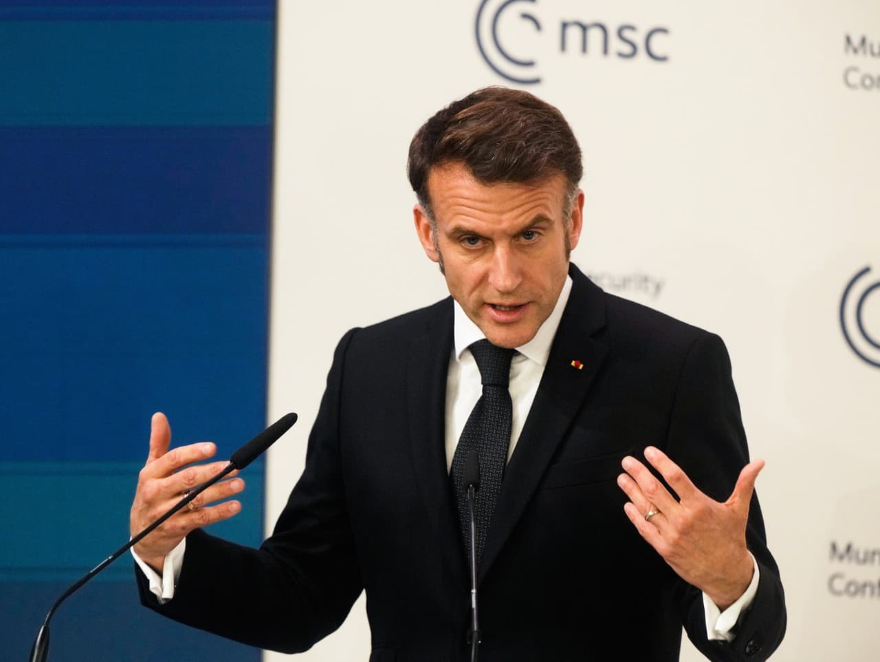 Macron vyzýva na spoluprácu pri regulácii umelej inteligencie