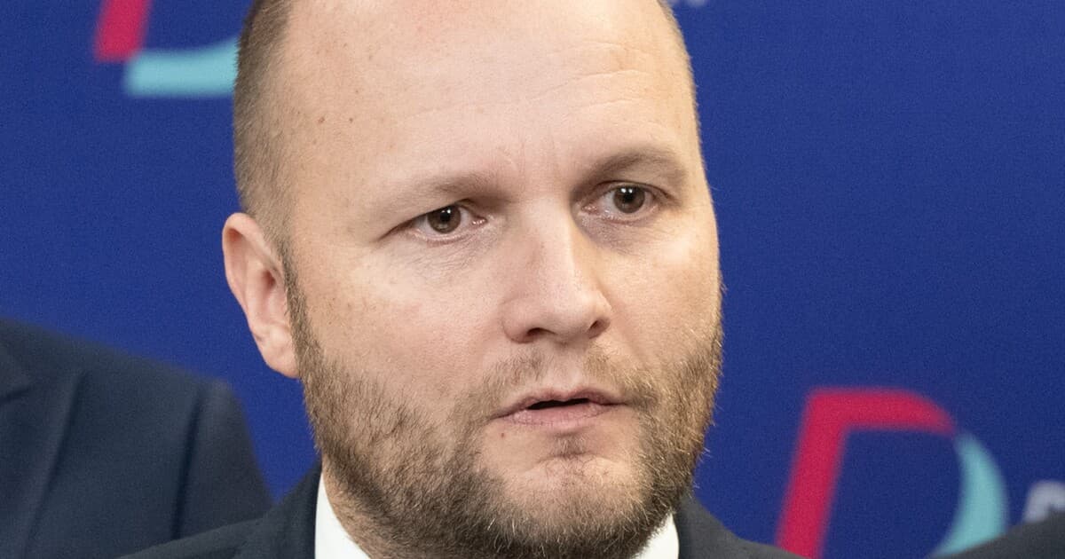 Demokrati podali trestné oznámenie kvôli predaju outletu vo Voderadoch