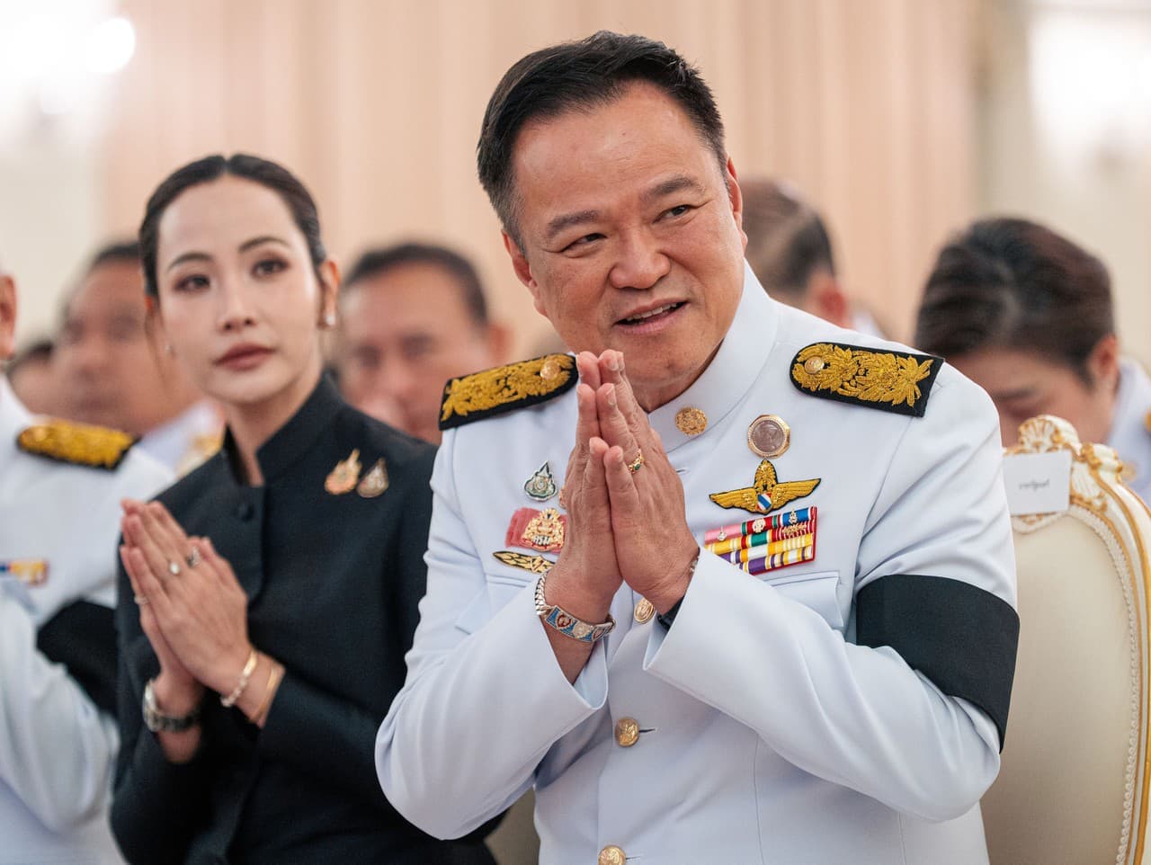 Thajský kráľ schválil predčasné voľby, krajina čelí napätiu