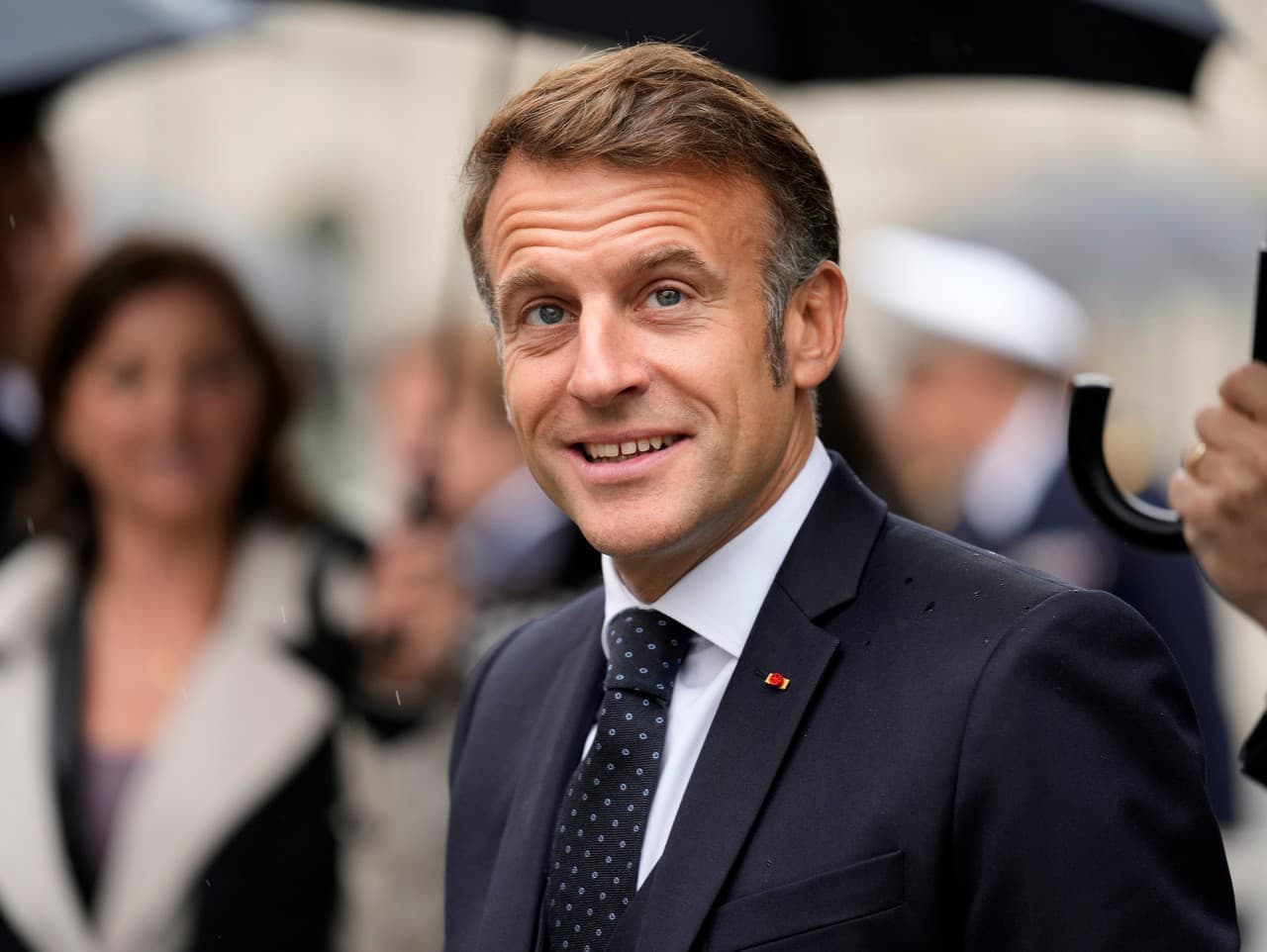 Macron oznamuje otvorenie letiska v KDR pre humanitárnu pomoc
