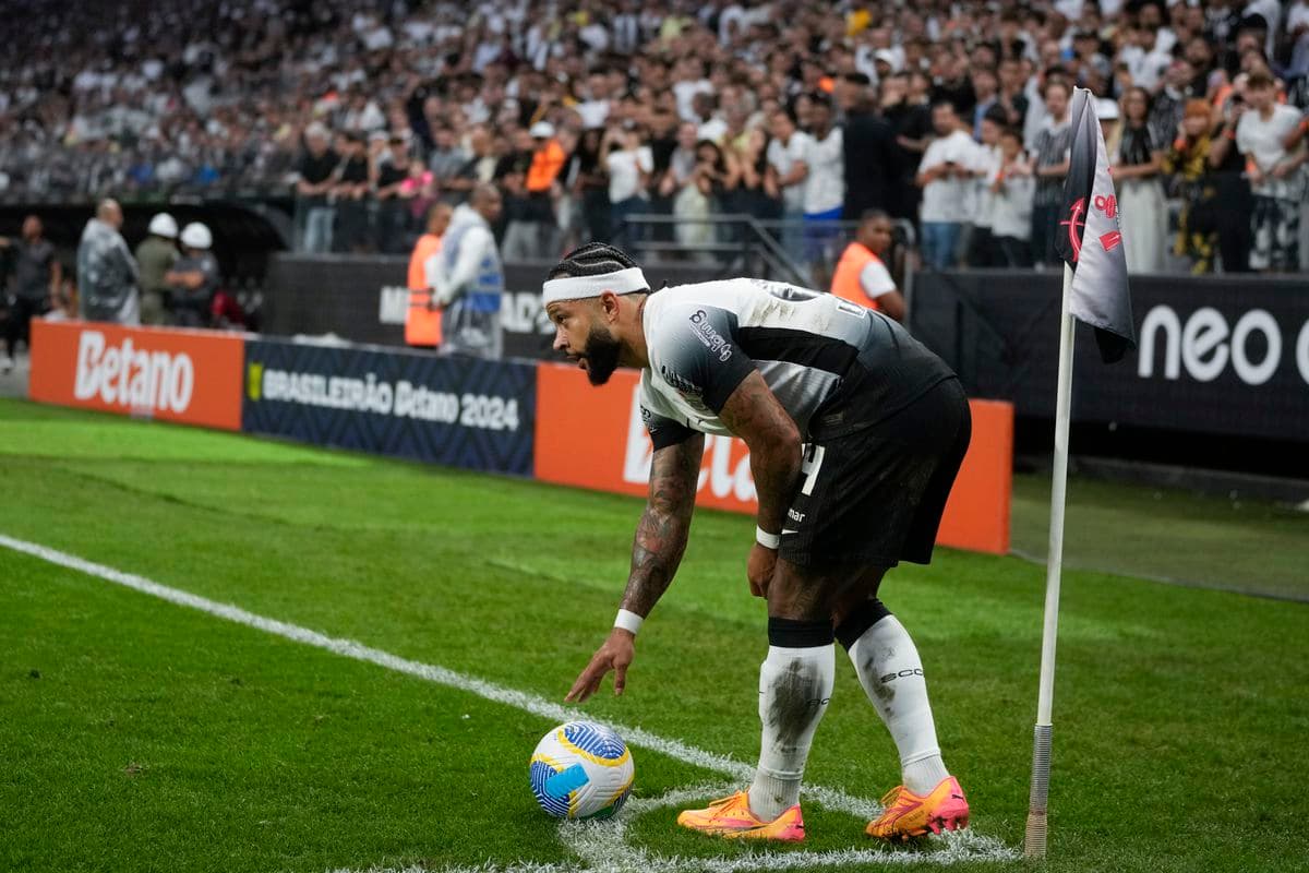 Memphis Depay sa vzdal luxusu pre pomoc Corinthiansu