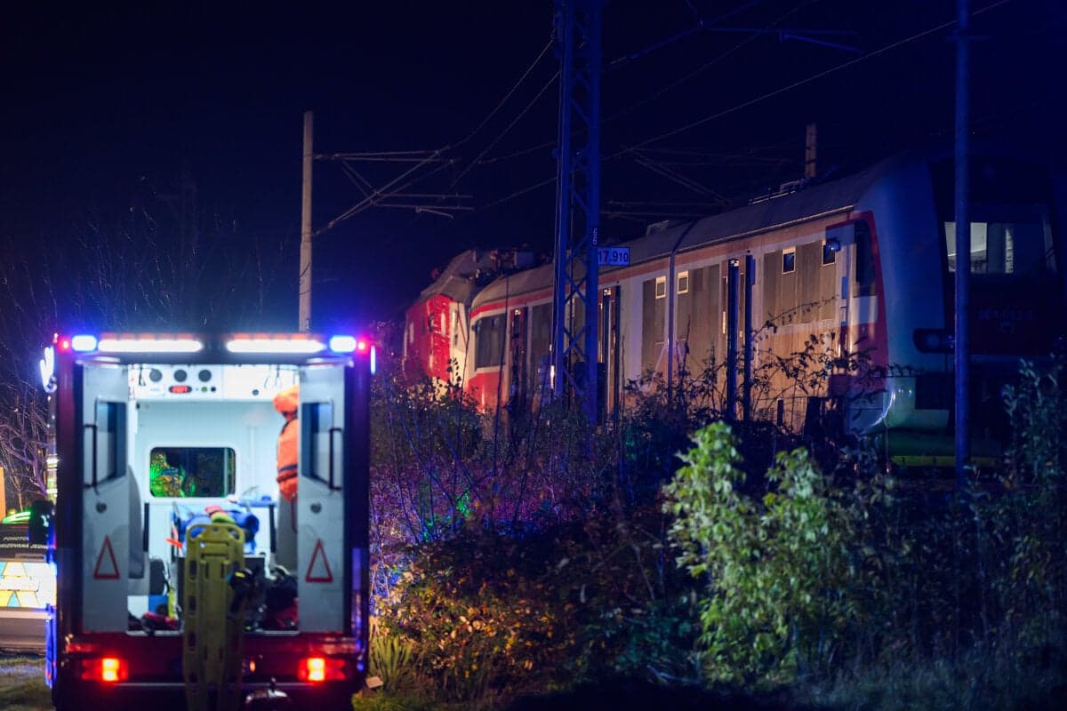 Zrážka vlakov pri Bratislave: Viacero zranených, minister na mieste