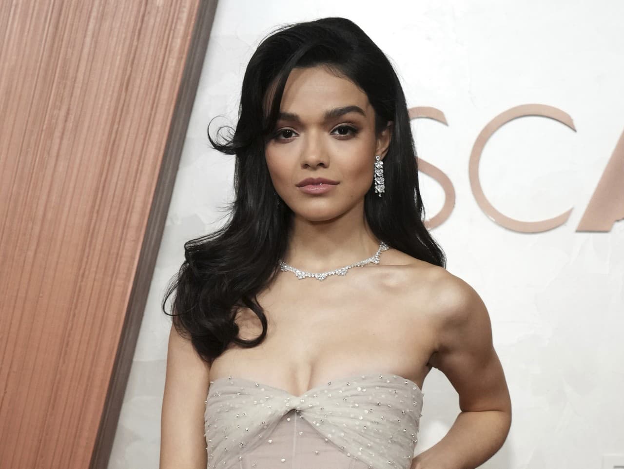 Rachel Zegler čelí kritike za odvážne priesvitné šaty