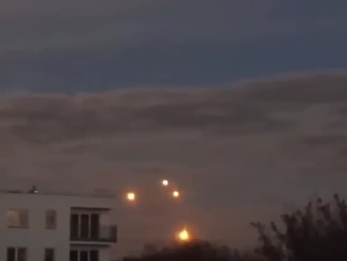 Záhadné svetelné gule nad Poľskom: Čo sa skrýva za pozorovaniami?