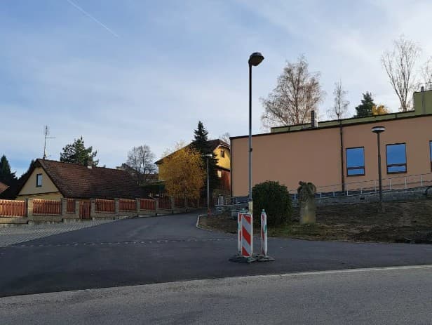 Kuriózna lampa v križovatke v Kolodějoch nad Lužnicí