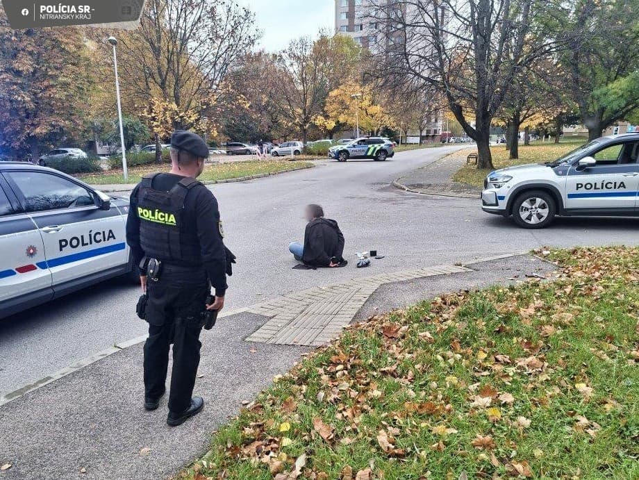 Muž s maketou zbrane v Nitre skončil v rukách polície