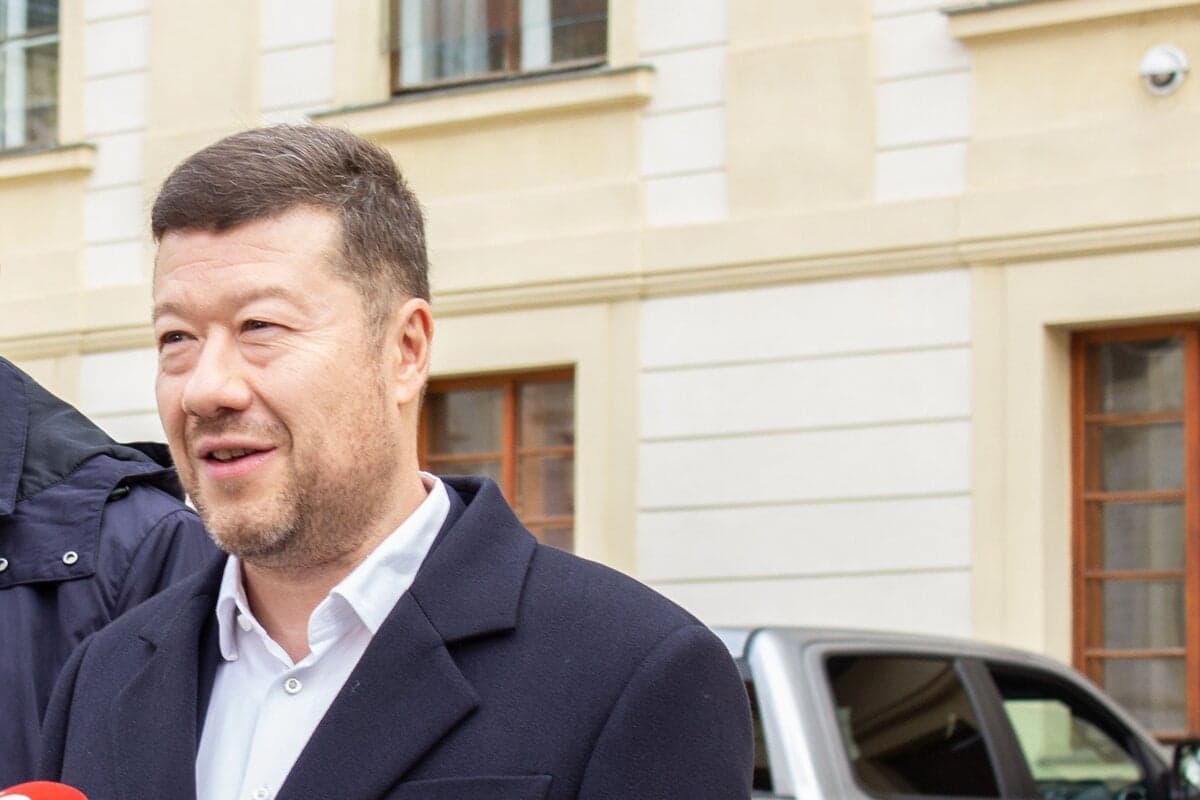 Okamura zvesil ukrajinskú vlajku, opozícia reagovala rýchlo