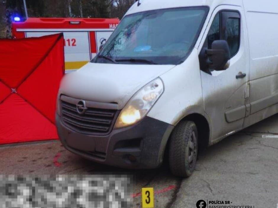Tragédia pred nemocnicou v Brezne: Chodec neprežil zrážku s dodávkou