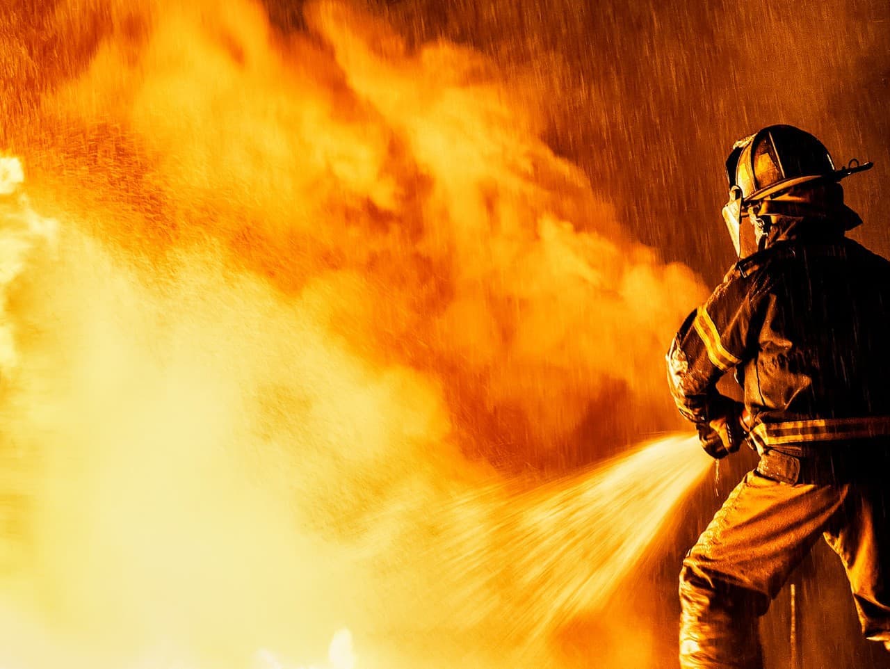 Hasiči bojujú s požiarom lesa v Kysuciach