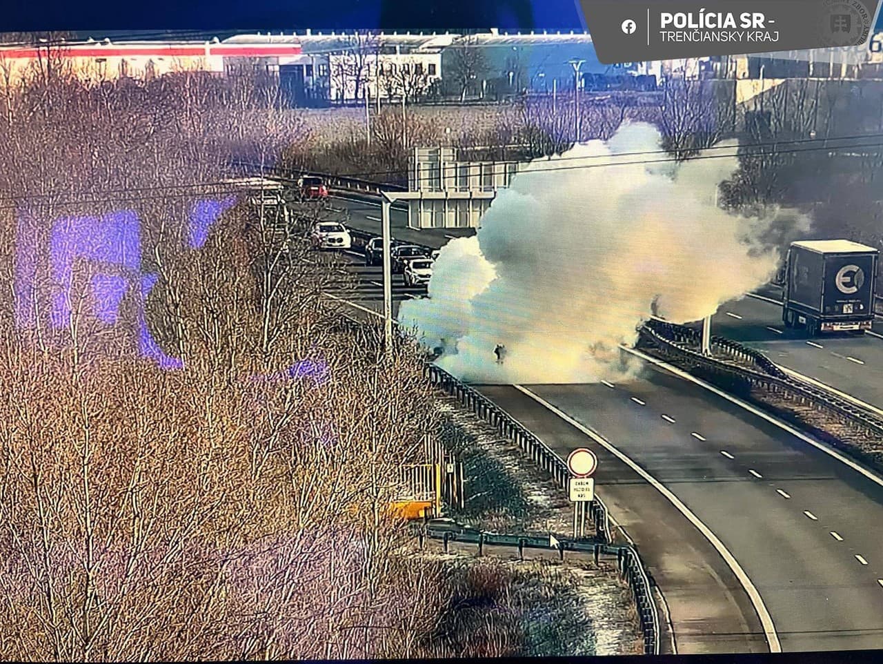 Na diaľnici D1 horelo auto, obmedzenia v premávke