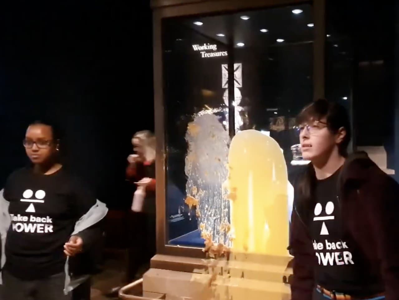 Šokujúci incident v Londýne: Aktivisti napadli korunovačné klenoty