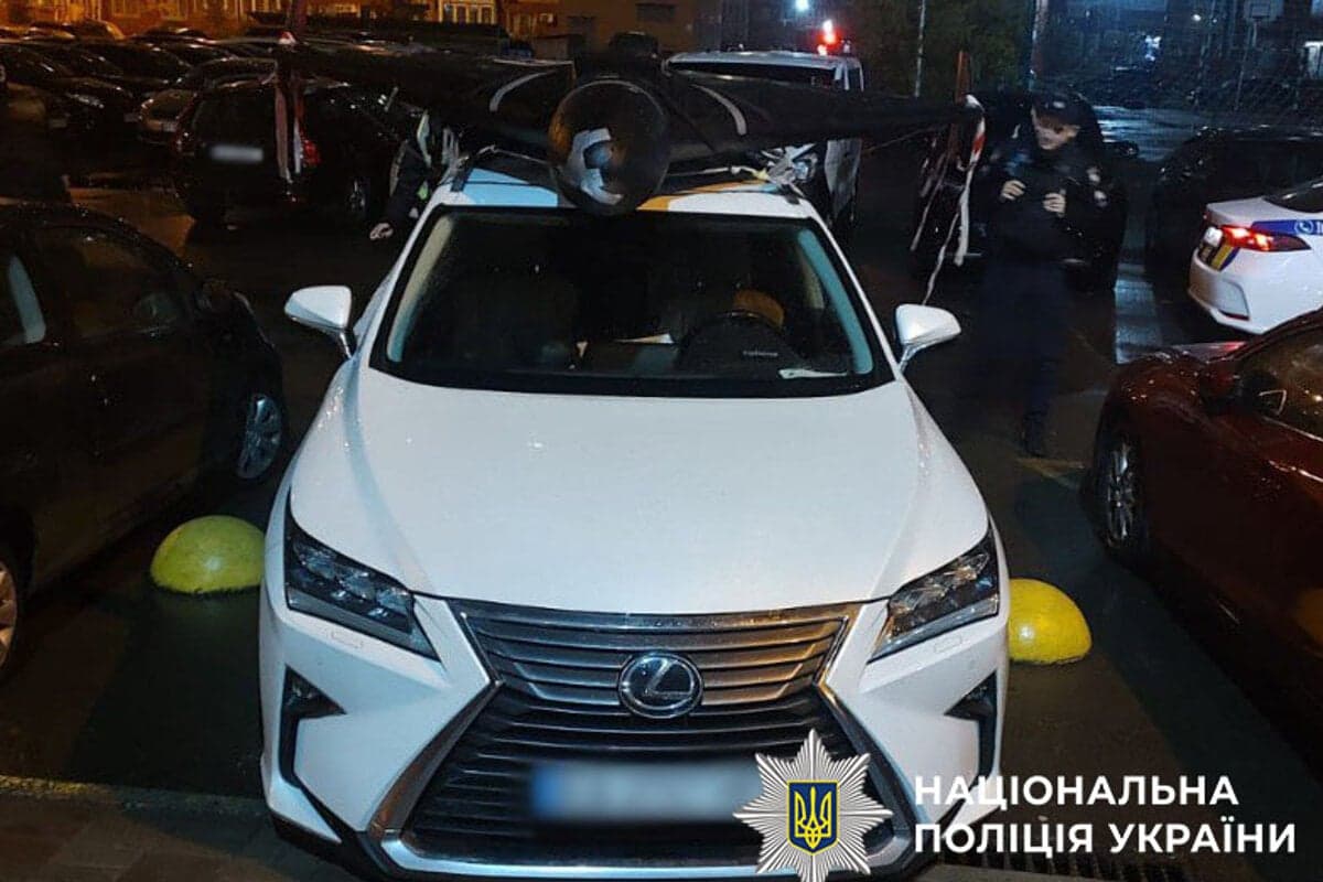 Kyjevčan prevážal ruský dron na streche auta, polícia zasiahla