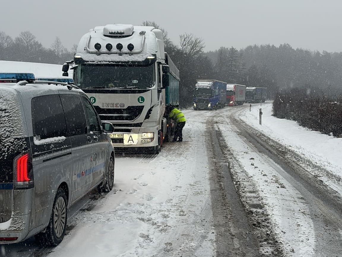 Čerstvo napadnutý sneh komplikuje dopravu na Slovensku