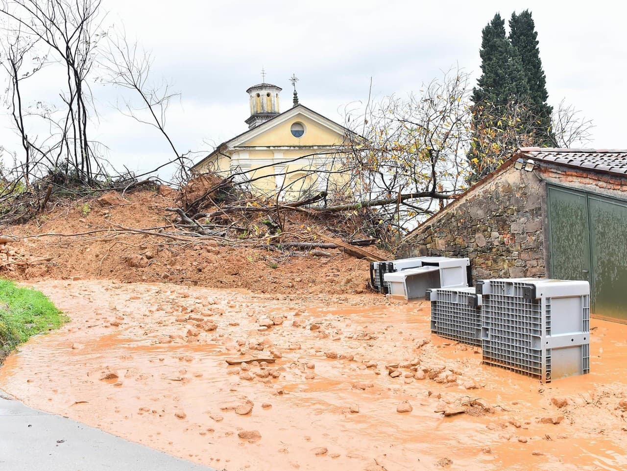 Taliansko zasiahli zosuvy pôdy: Tragédia v Brazzane