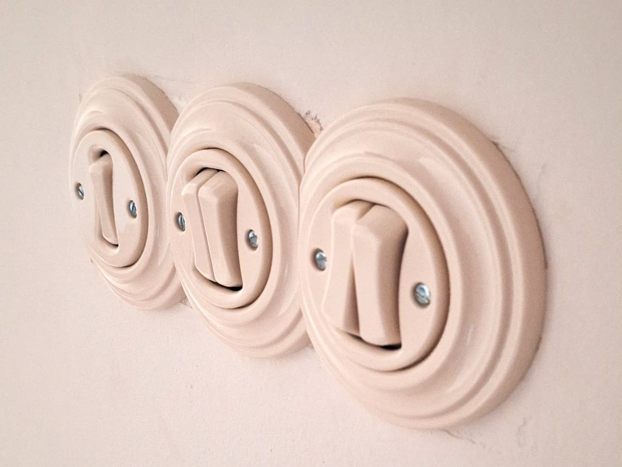 Detská bezpečnosť doma: Ako ochrániť deti pred elektrickými rizikami