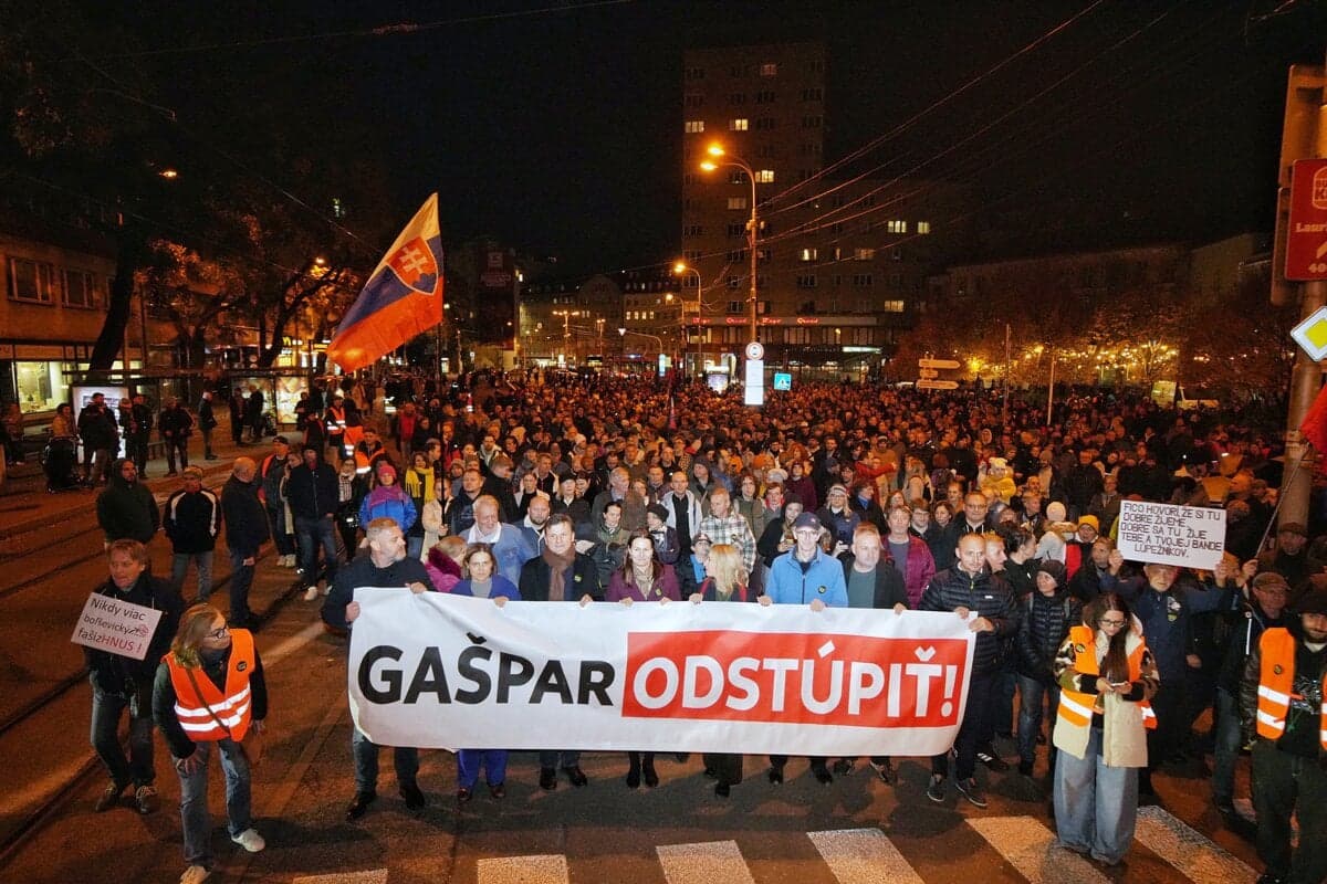 Protesty za Gašparovo odstúpenie a nevyriešená nehoda šéfa SIS