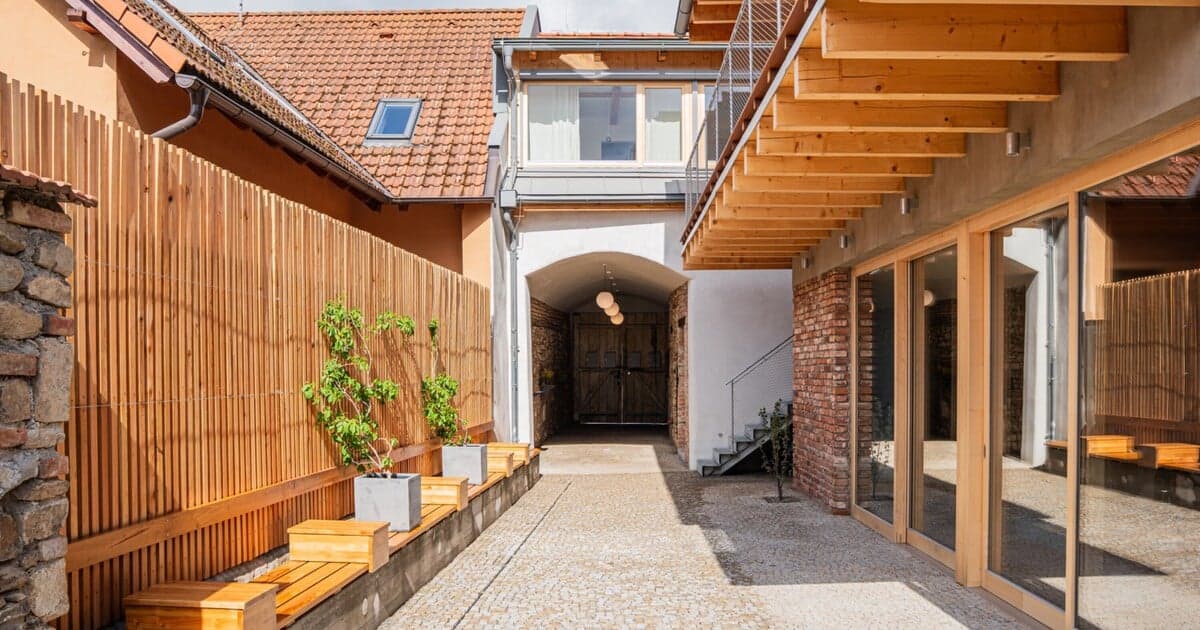 Rekonštrukcia historického domu v Kamenici nad Lipou: Joga a káva v jednom