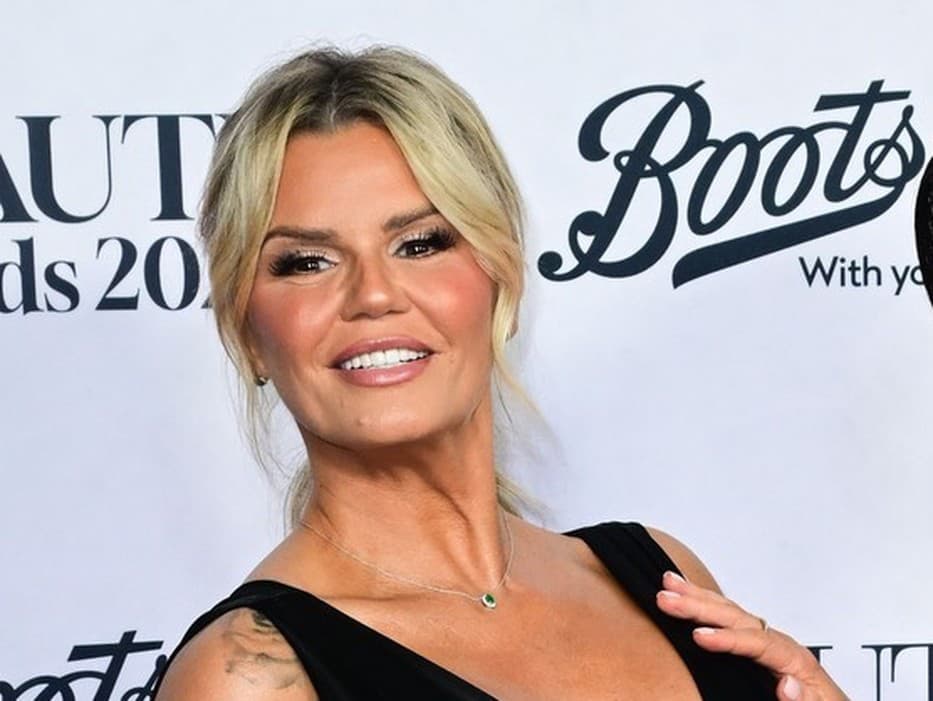 Kerry Katona opäť na červenom koberci: Nové prsia a vášnivé bozky