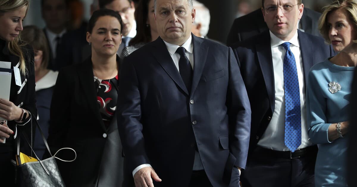 Orbán kritizuje Trianonskú zmluvu na protivojnovom mítingu