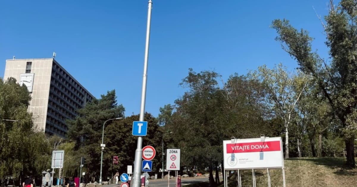 Škandál na internátoch: Zamestnanci sledovali študentky cez kameru