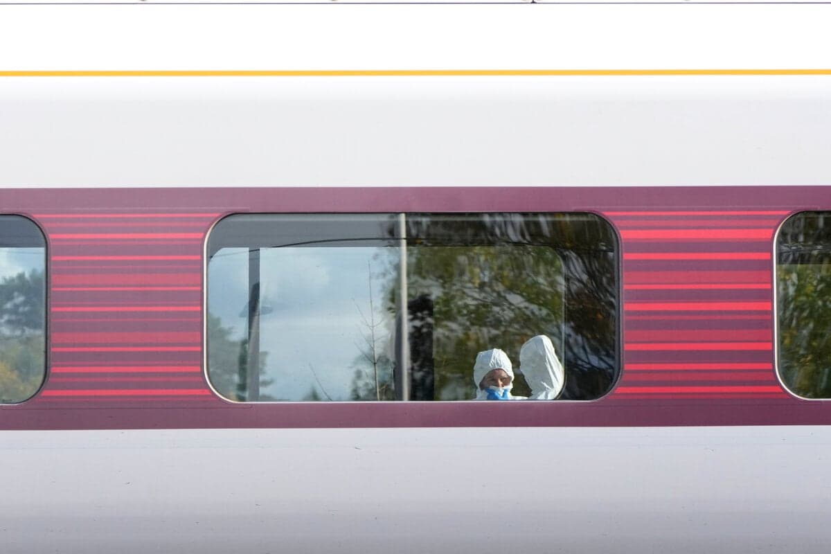 Britská prokuratúra obvinila útočníka z vlaku z 11 pokusov o vraždu