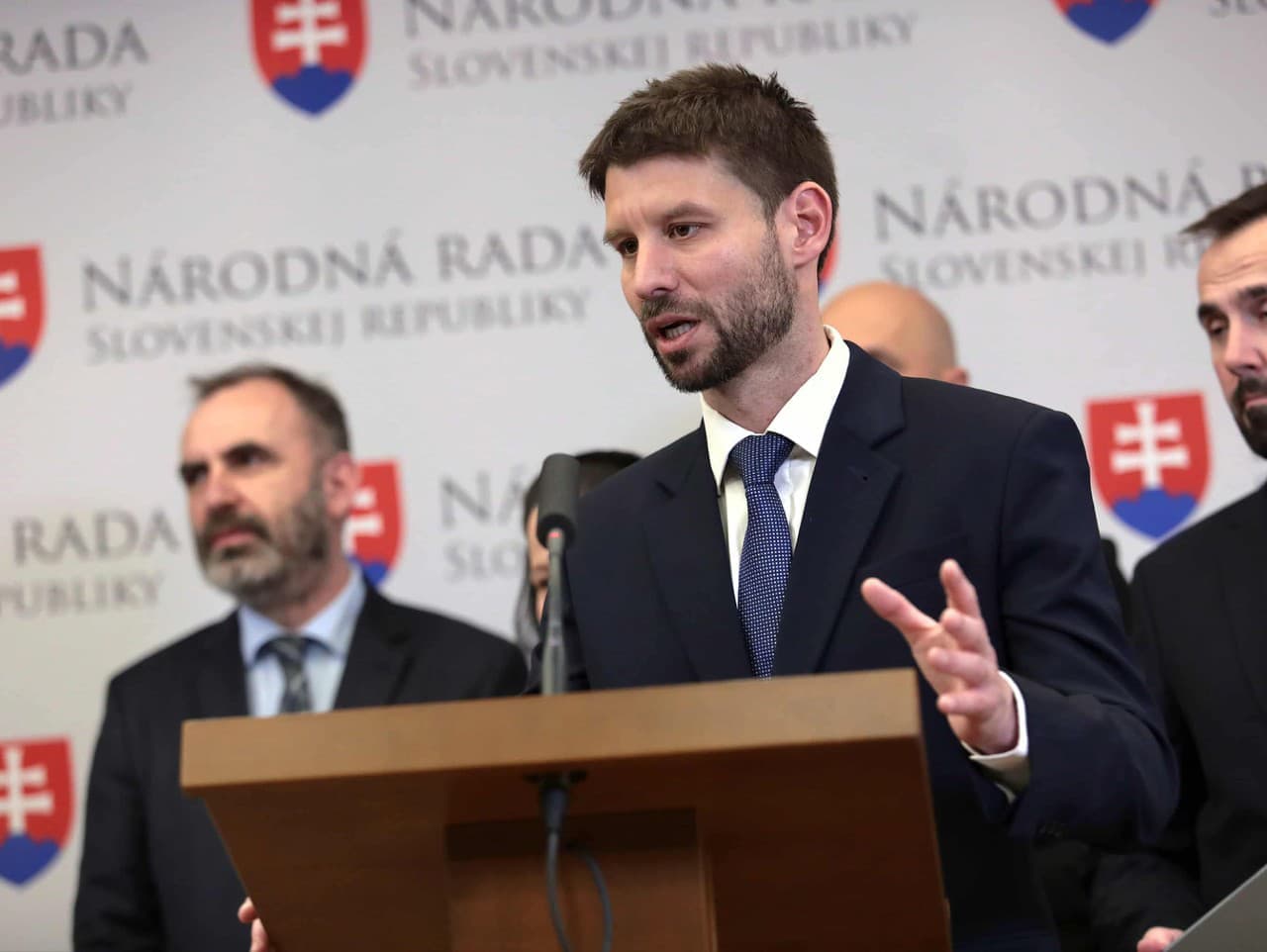 Opozícia kritizuje prevod miliónov na NITC bez právneho základu