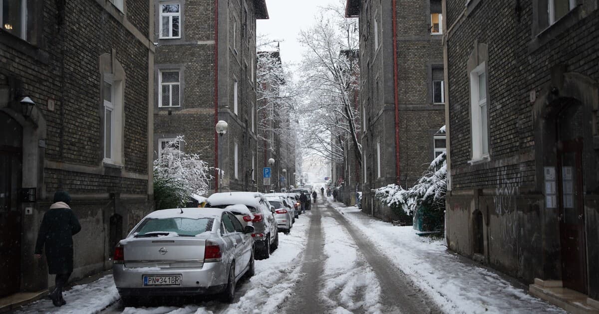 Snehové záveje a silný vietor zasiahnu Slovensko