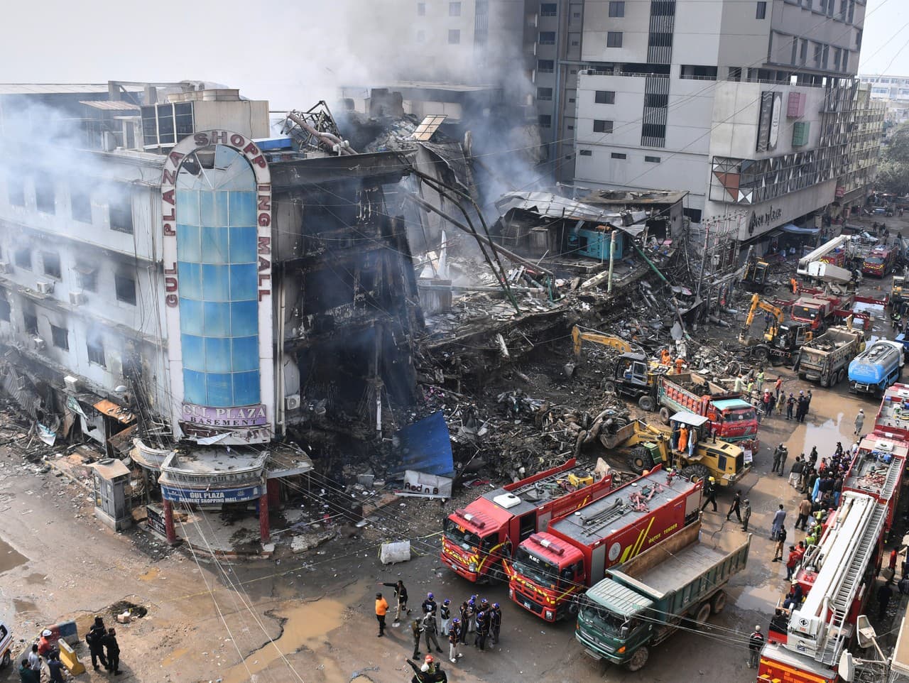 Počet obetí požiaru v pakistanskom Karáči stúpol na 67