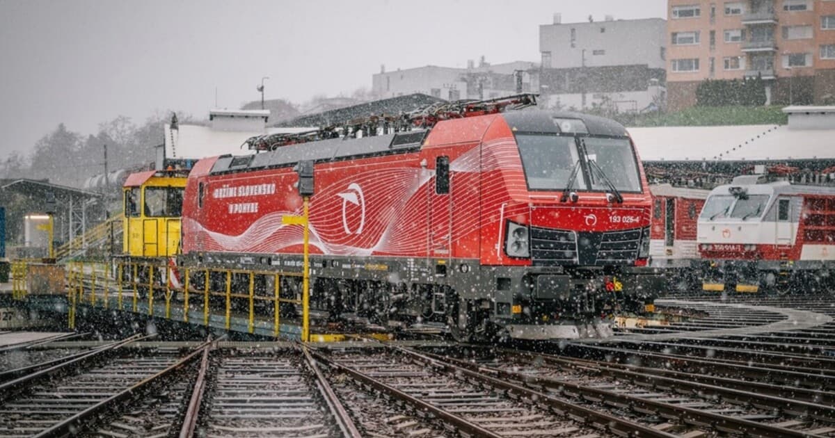 Zrážka vlaku s autom pri Vrábľoch spôsobila dlhé meškanie