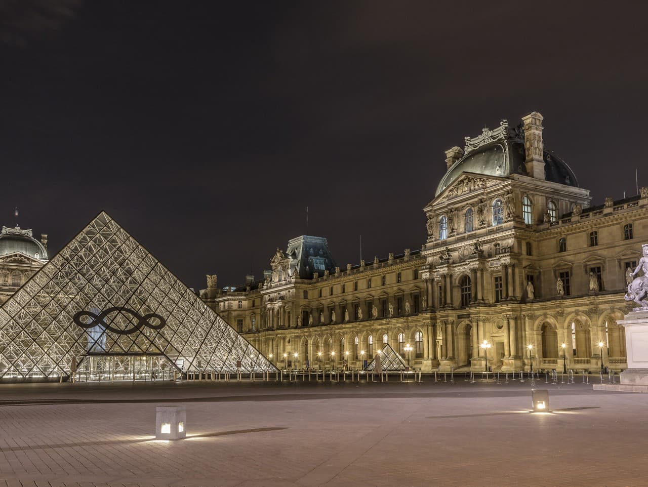 Krádež šperkov z Louvru: Zadržaní muži priznali, vyšetrovanie pokračuje