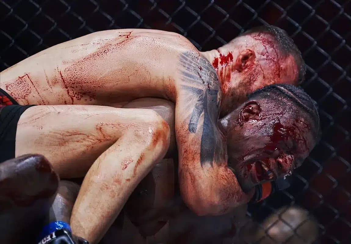 Martin Kozák triumfoval nad Kobayashim v krvavom súboji