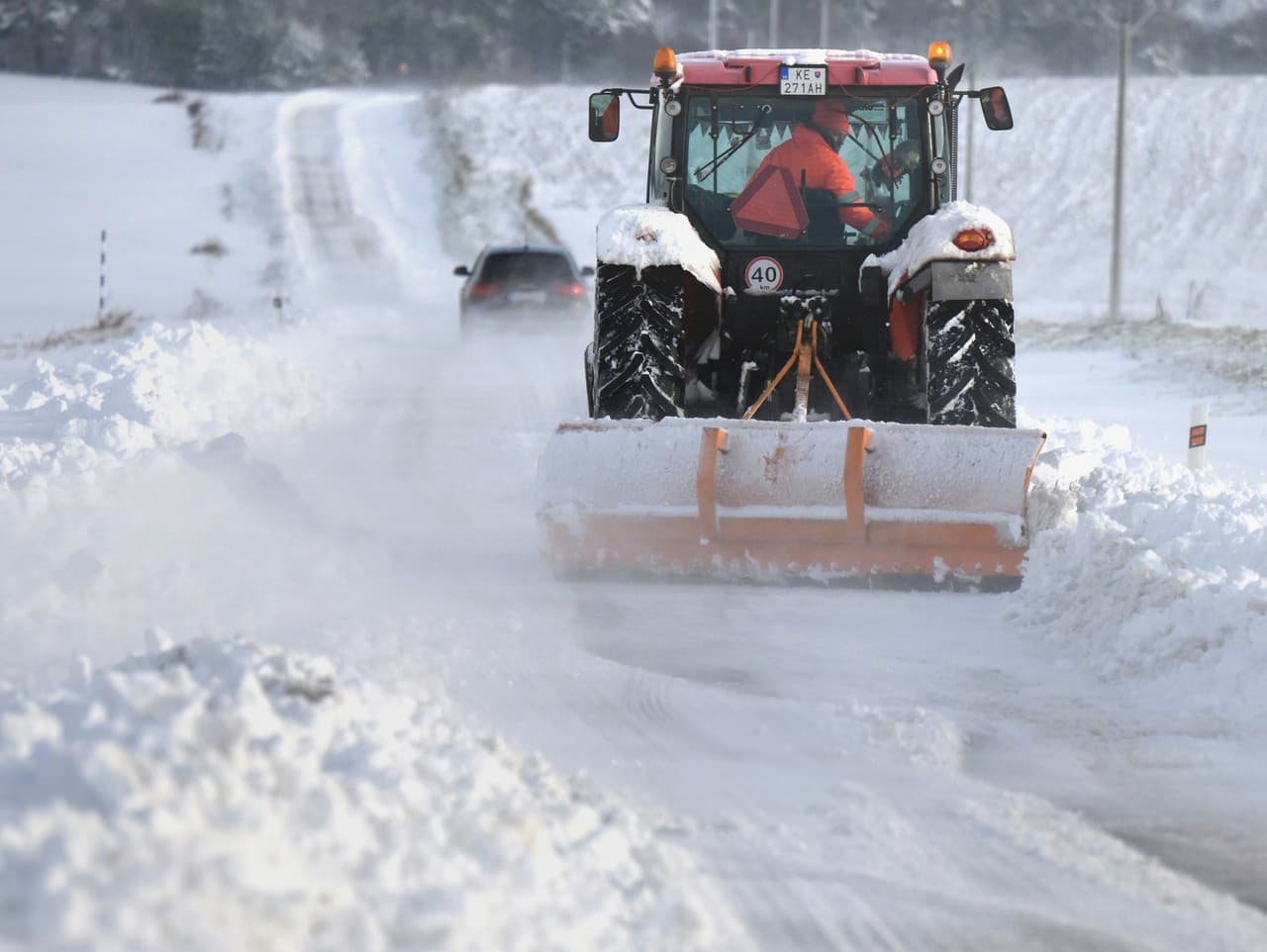 Intenzívne sneženie komplikuje dopravu na Slovensku