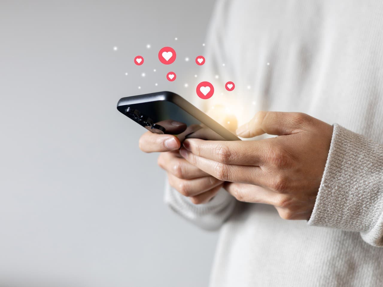 Polícia obvinila dvoch mužov z Rakús z internetového vydierania