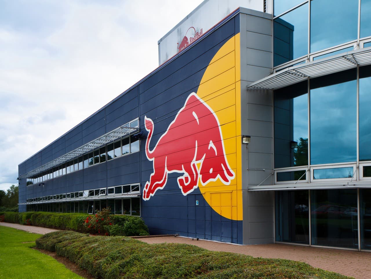 Red Bull čelí vyšetrovaniu pre manipulácie s konkurenciou