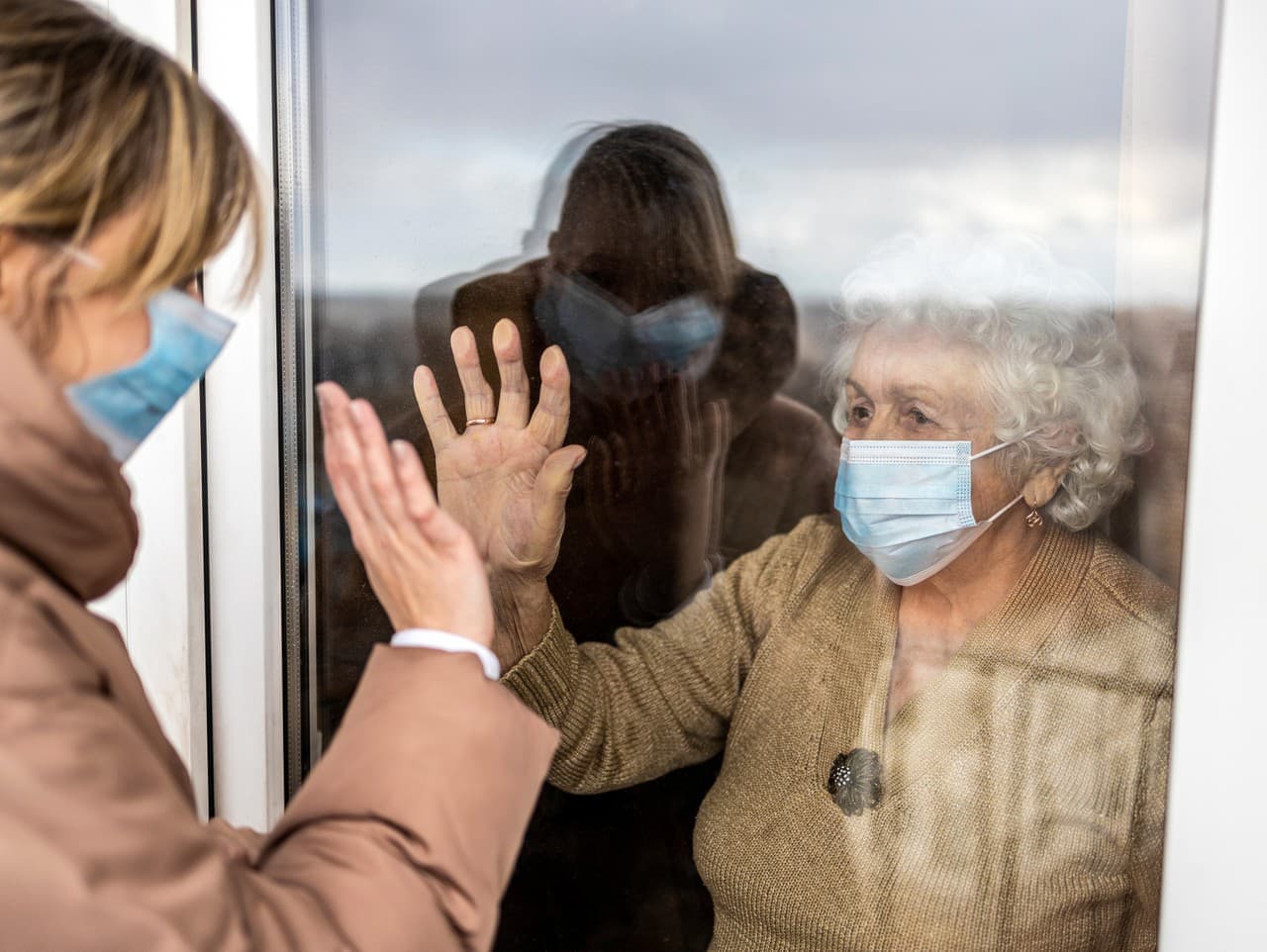 Britská vláda mohla zachrániť 23 000 životov počas pandémie COVID-19