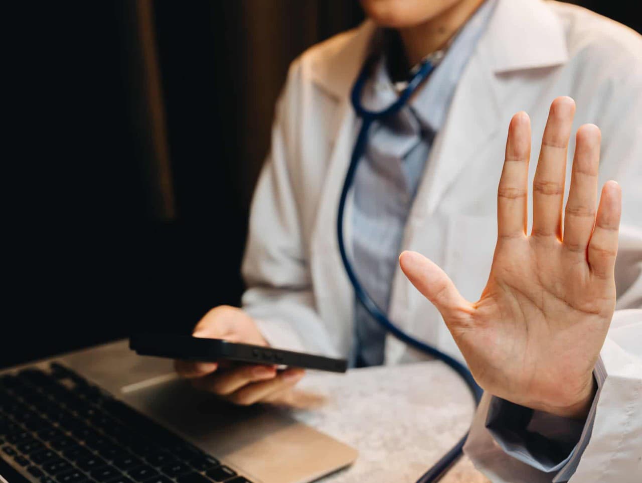 Štát sprísňuje kontrolu práceneschopnosti: Nové pravidlá od januára 2026