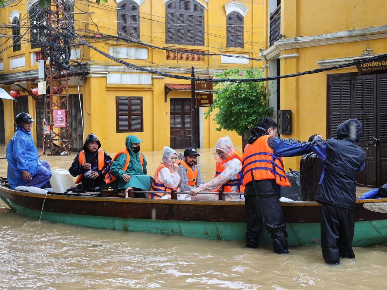 Nešťastie vo Vietname: Povodne si vyžiadali desiatky obetí a nezvestných