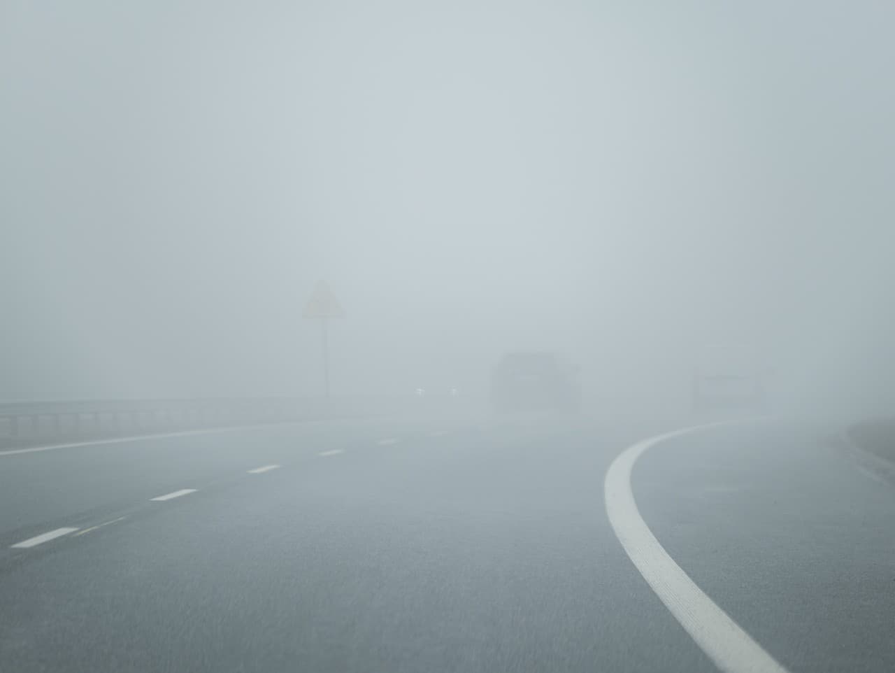 Hustá hmla varuje pred nebezpečenstvom na cestách