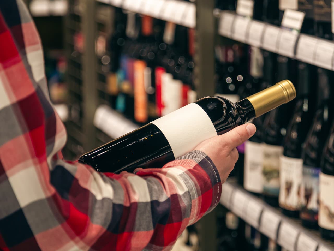 Vo Varšave zakázali nočný predaj alkoholu, cieľom je poriadok