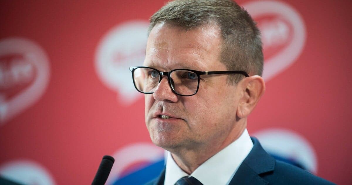 Pellegrini prijal demisiu podpredsedu vlády Petra Kmeca