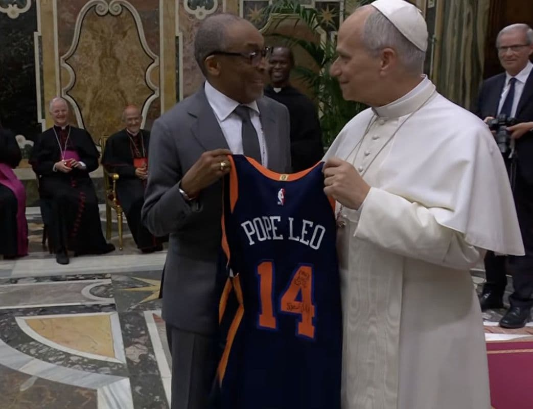 Pápež Lev XIV. prijal dres rivala s úsmevom
