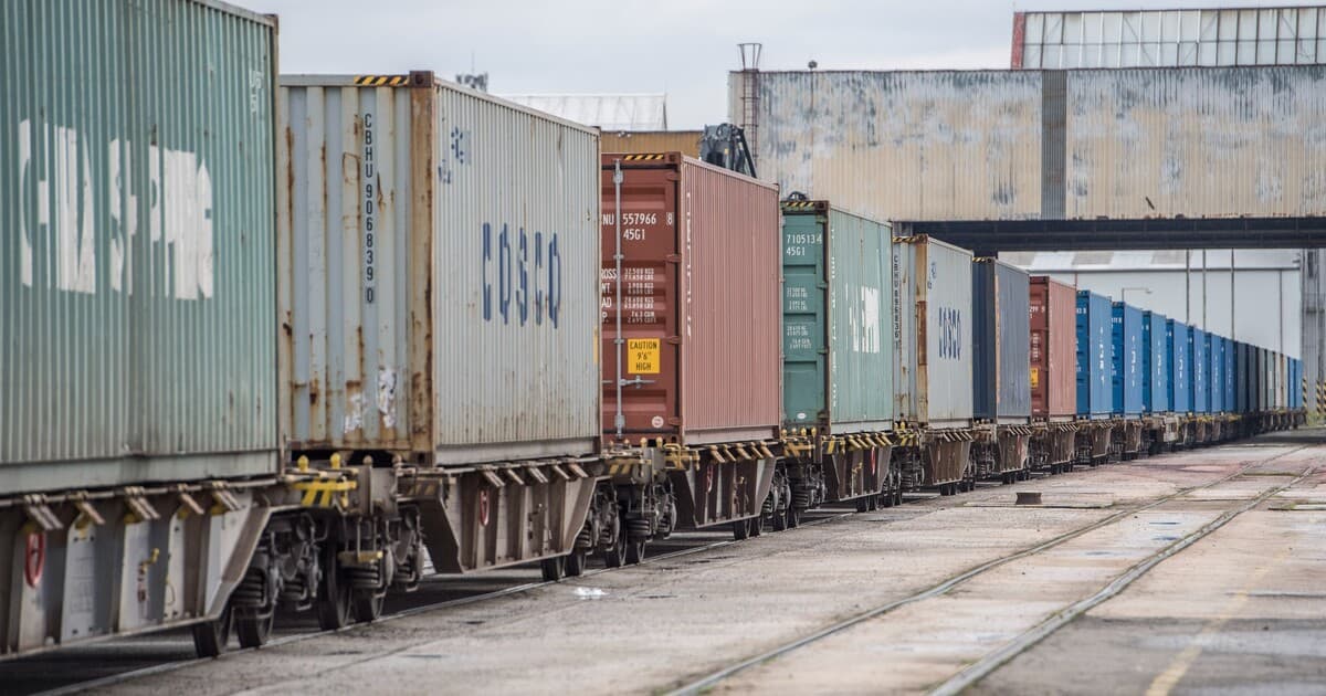 Nákladný vlak v Česku zrazil pracovníkov, jeden zahynul