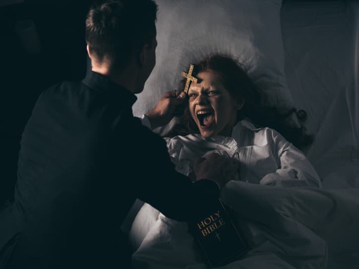 Anglikánsky kňaz hovorí o skutočnosti exorcizmu a duchovnom útlaku