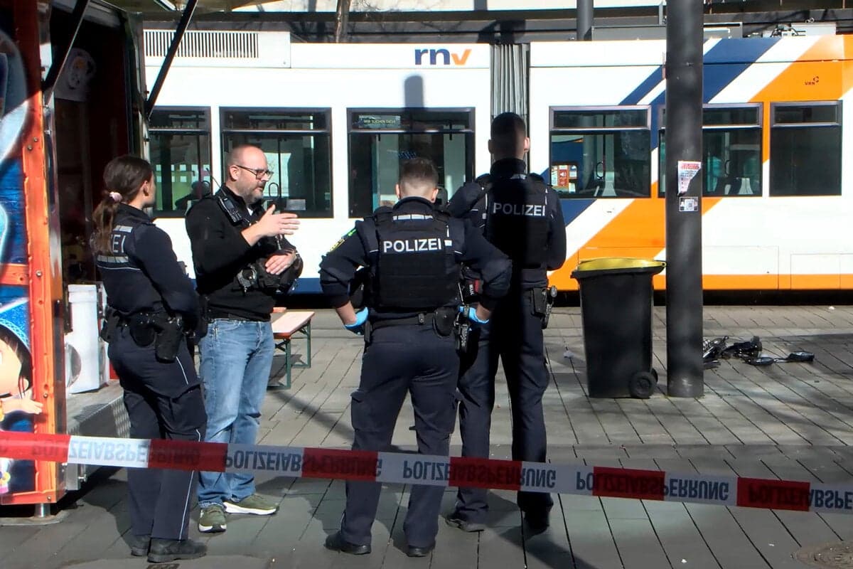 Začal sa proces s útočníkom z Mannheimu: Dve obete a vyčíňanie v pešej zóne