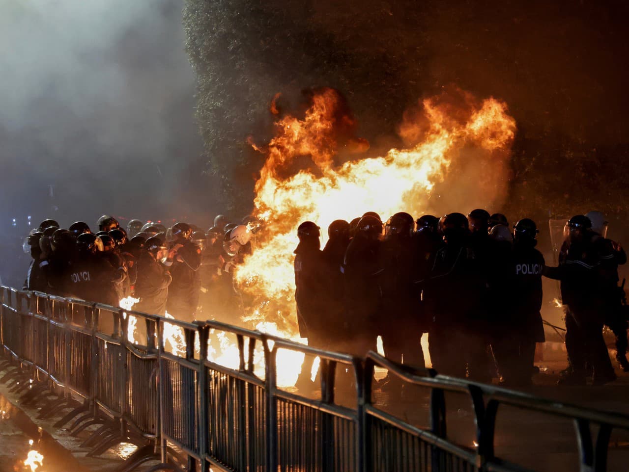 Nepokoje v Tirane: Protesty proti vláde Ediho Ramu