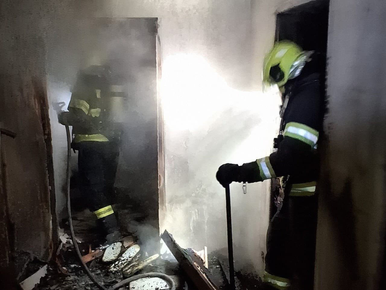 Požiar rodinného domu v Dúbravke si vyžiadal zranenie